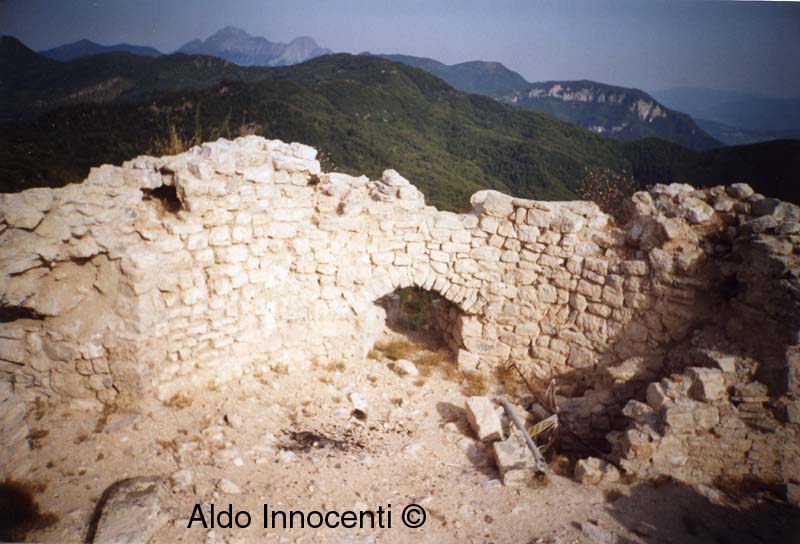 I RESTI DELLA TORRE POSTA SULLA VETTA DEL MONTE BARGIGLIO