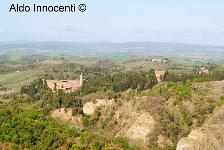 CHIUSURE: ABBAZIA DI MONTE OLIVETO MAGGIORE DAL PAESE 3' IMMAGINE