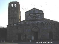 ALTRA IMMAGINE DELLA FACCIATA E DEL CAMPANILE DELLA PIEVE DEI SANTI GIOVANNI ED ERMOLAO A CALCI