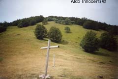 CROCE SUL SENTIERO FRA SELLA DI CAMPAIANA E PANIA DI CORFINO