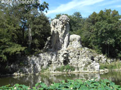 STATUA DELL'APPENNINO NEL PARCO DI VILLA DEMIDOFF A PRATOLINO