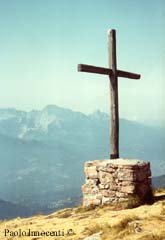 LA CROCE SULLA VETTA DELLA PANIA DI CORFINO CON LE APUANE SULLO SFONDO