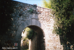 L'UNICA PORTA DI ACCESSO AL BORGO DI POGGIO SANTA CECILIA